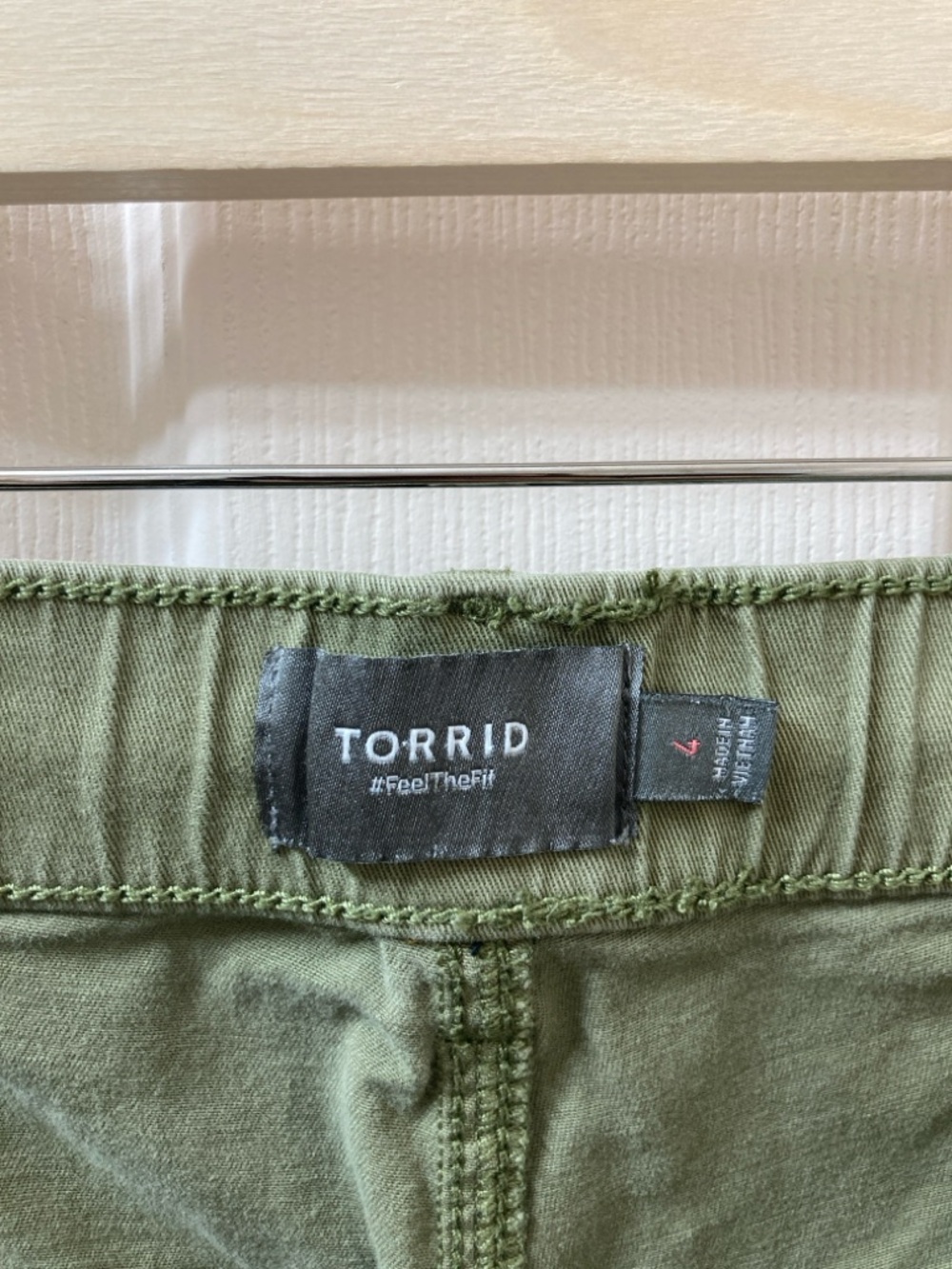 Torrid Women's Green 3.5" Weekend Mid Rise Twill Shorts Size 4X Vacation Utility - Picture 2 of 9